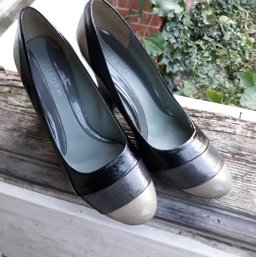 Ladies KENNETH COLE Reaction shoes.